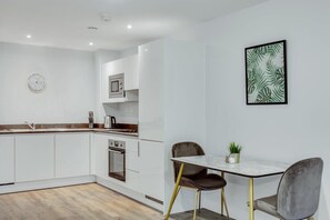 Fridge, microwave, oven, stovetop - Contemporary 1 Bed Flat in Central Birmingham (Birmingham)