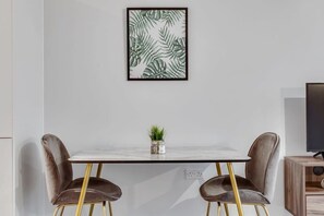 Dining - Contemporary 1 Bed Flat in Central Birmingham (Birmingham)