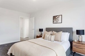 1 bedroom, iron/ironing board, WiFi, bed sheets - Spacious, Bright 1-Bed Apartment in Central Birmingham (Birmingham)