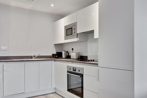 Geladeira, micro-ondas, fogão, cooktop