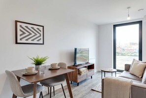 TV, offices - Spacious, Bright 1-Bed Apartment in Central Birmingham (Birmingham)