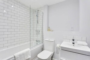 Bathtub, hair dryer, towels - Spacious, Bright 1-Bed Apartment in Central Birmingham (Birmingham)