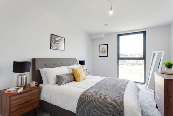 1 bedroom, iron/ironing board, WiFi, bed sheets - Spacious, Bright 1-Bed Apartment in Central Birmingham (Birmingham)