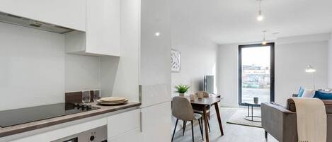 Réfrigérateur, four à micro-ondes, un four, surface de cuisson