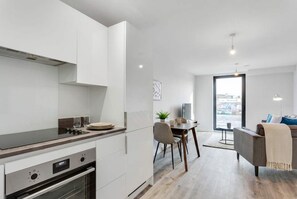 Fridge, microwave, oven, stovetop - Spacious, Bright 1-Bed Apartment in Central Birmingham (Birmingham)