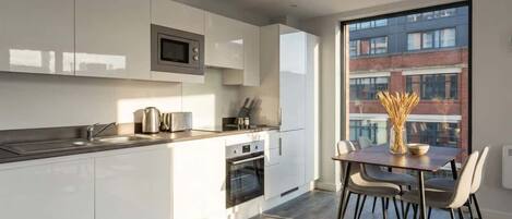 Kjøleskap, mikrobølgeovn, ovn og kokeplater