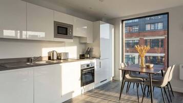 Coffee/tea maker, fridge, microwave, oven