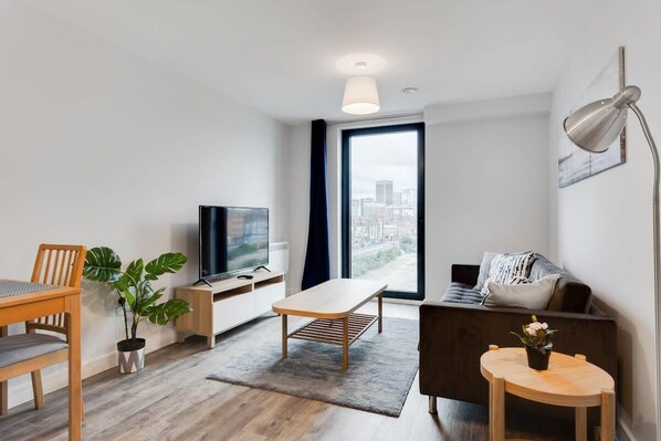 TV, offices - Contemporary 1 Bedroom Flat In Central Birmingham (Birmingham)