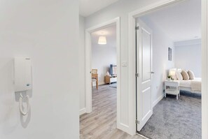 1 slaapkamer, een strijkplank/strijkijzer, wifi, beddengoed