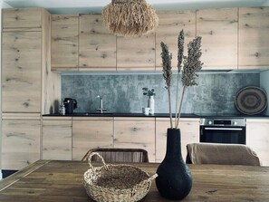 Kjøleskap, ovn, kokeplater og oppvaskmaskin