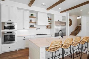 Fridge, microwave, oven, stovetop - Desert Beach: Private Pool, Lagoon + Beaches (St. George)