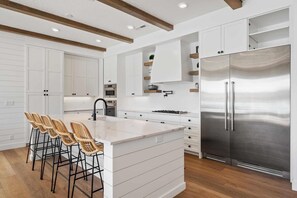 Fridge, microwave, oven, stovetop - Desert Beach: Private Pool, Lagoon + Beaches (St. George)