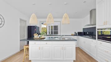 Køleskab, mikrobølgeovn, ovn, kogeplade