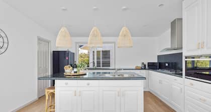 Seascape Retreat - Magnificent 5 Bedroom Hinterland Home with Water views
