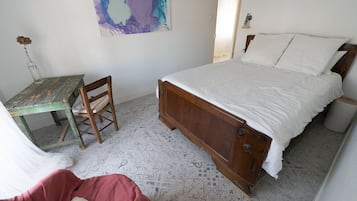 1 bedroom, desk, bed sheets