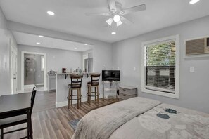 1 bedroom, iron/ironing board, free WiFi, bed sheets - Comfort Cottage/Relaxing Country Views! (Fredericksburg)