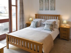 3 chambres, lit parapluie, draps fournis