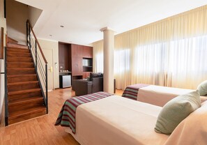 Penthouse superior | Escritorio, espacio para trabajar con laptop y cortinas blackout 