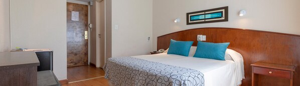 Habitación estándar con 1 cama matrimonial o 2 individuales | Escritorio, espacio para trabajar con laptop y cortinas blackout 