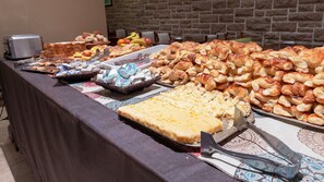 Free daily buffet breakfast - Gran Hotel Rivoli (Mar del Plata)