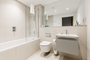 Combined shower/bathtub, hair dryer, towels