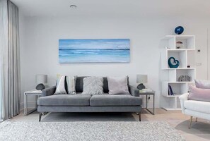 Televisie, een stereo en een kantoor