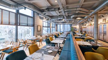 Serveert ontbijt, lunch en diner