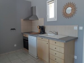 Réfrigérateur, micro-ondes, four, plaque de cuisson