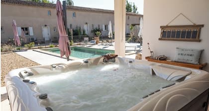 Charming cottage 2/4 people in a quiet area with outdoor swimming pool and spa