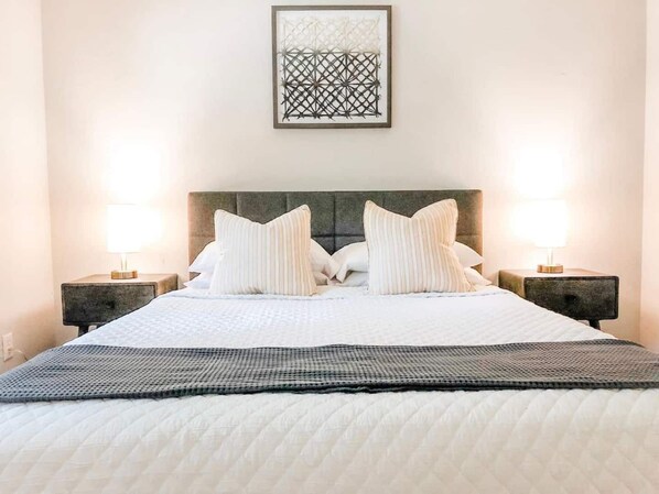 3 habitaciones, tabla de planchar con plancha, wifi y ropa de cama