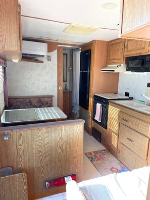 Frigorífico, microondas, cafetera o tetera y utensilios de cocina