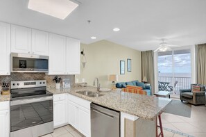 Geladeira, micro-ondas, fogão, cooktop