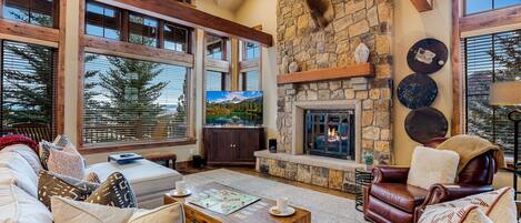 スマートテレビ、暖炉、書斎 / ワークスペース