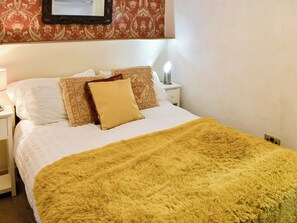 1 bedroom, free WiFi, bed sheets - A cosy retreat within a substantial Georgian manor house. (Tenbury Wells)