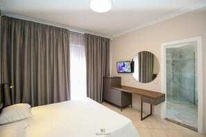 Comfort Double Room | Individually furnished, desk, laptop workspace, free WiFi - REGINA GARDEN VLORE (Vlorë)