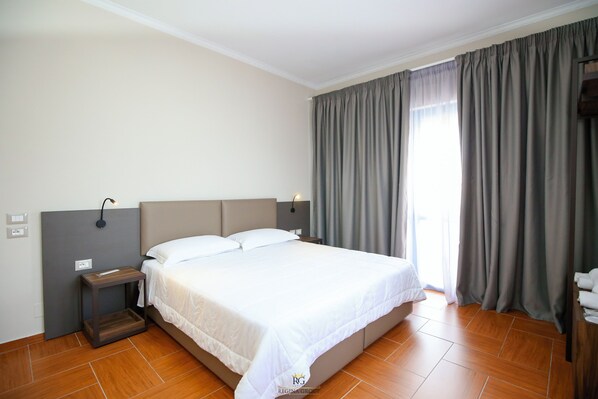 منزل على الأشجار جونيور | طراز فريد لكل وحدة ومكتب ومساحة عمل للكمبيوتر المحمول وواي فاي مجانًا