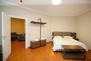 Muebles diferentes, escritorio y espacio para trabajar con laptop