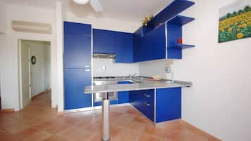 Refrigerador, horno, parrilla de estufa y cafetera y tetera