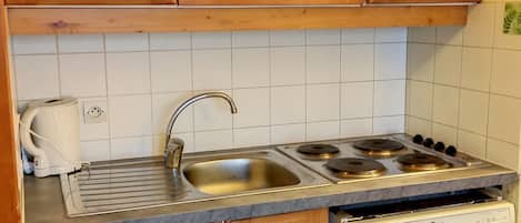 Kylskåp, mikrovågsugn, diskmaskin och kaffe- och tebryggare