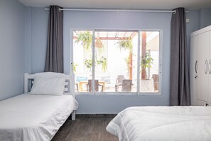 6 slaapkamers, een strijkplank/strijkijzer, internet, rolstoeltoegang