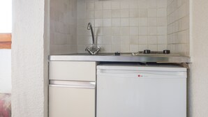 Une cuisine compacte dotée d’un lave-vaisselle intégré et d’une cuisinière.
