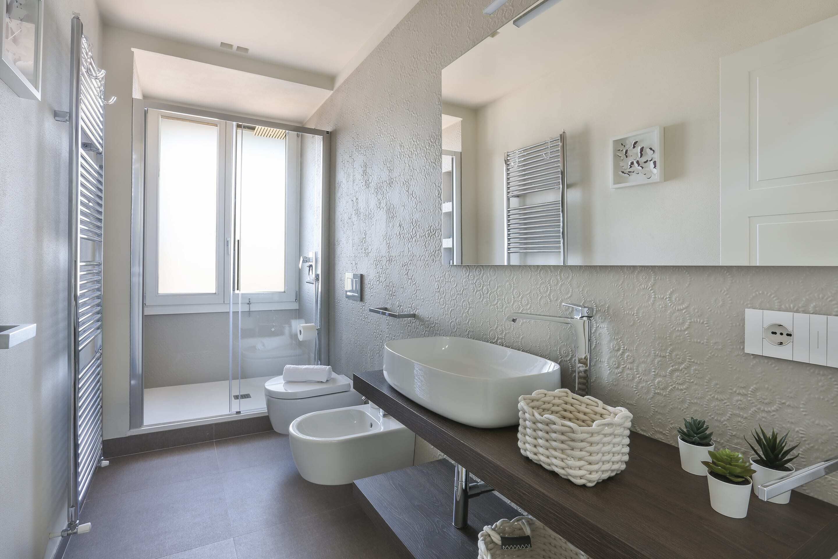 Basic Apartment, Multiple Beds | Bathroom | Hair dryer, towels, soap, shampoo