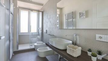 Basic Apartment, Multiple Beds | Bathroom | Hair dryer, towels, soap, shampoo