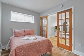 3 bedrooms, iron/ironing board, WiFi, bed sheets