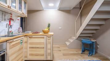 Frigorífico, horno, placa de cocina y cafetera o tetera