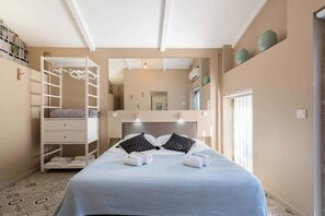 1 bedroom, iron/ironing board, WiFi, bed sheets - HostWise -  Flat w/ Mezzanine & Terrace (Porto)