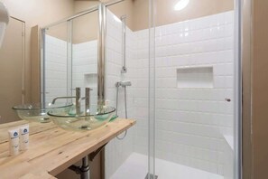 Shower, hair dryer, towels, shampoo - HostWise -  Flat w/ Mezzanine & Terrace (Porto)