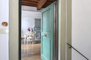 Apartamento básico, varias camas | Restauración