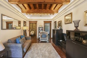 Apartamento básico, varias camas | Sala de estar | Una televisión de pantalla plana