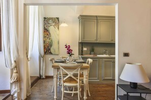 Basic Apartment, Multiple Beds | Private kitchen | Fridge, microwave, oven, stovetop - Pontevecchio Stylish Apartment in Florence (Florence)